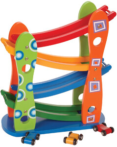 dřevěná skluzavka s malými auty